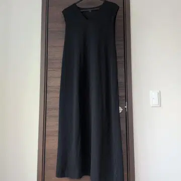 UNIQLO Marne Kiyomuchi 슬리브리스 원피스 블랙