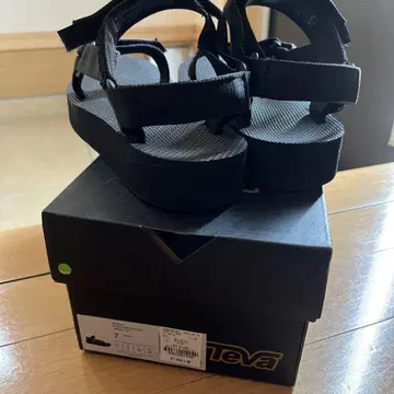 Teva 샌들
