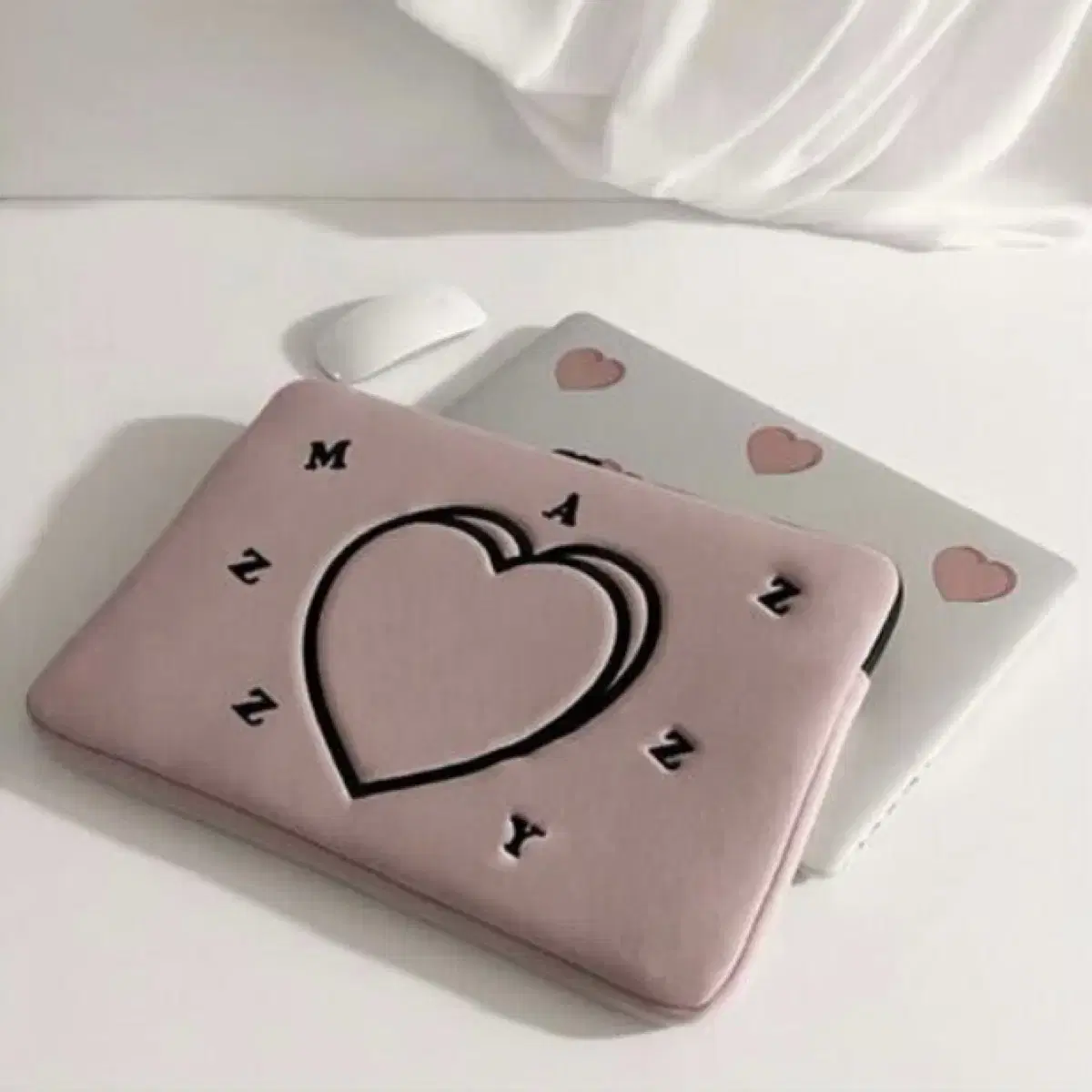 HIGH CHEEKS | 하이칙스 High Cheeks Hello Kitty laptop pouch