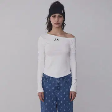 rest&recreation 오프숄더 화이트 긴팔 T셔츠