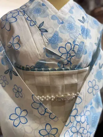 흰 바탕에 블루 계열 벚꽃 무늬 프리타 유카타