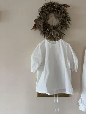 화이트 벌룬 슬리브 셔츠