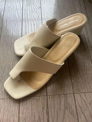 베이지 오픈토 뮬 약 7cm 힐
