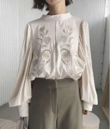 LADY EMBROIDERY PUFF BLOUSE 블라우스