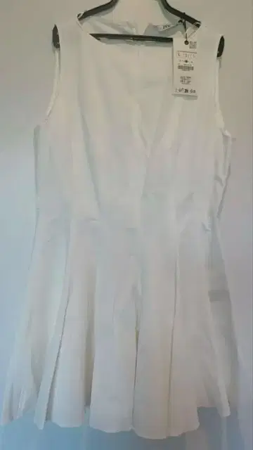 ZARA 화이트 슬리브리스 플레어 L