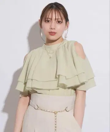 마이 스트라다 숄더 슬릿 케이프 블라우스