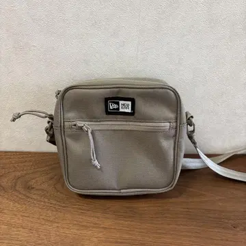 NEW ERA 베이지 숄더백 사코슈