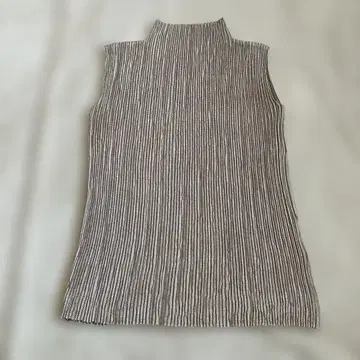 SPEC CHIO PLEATS 플리츠 하이넥 슬리브리스 티셔츠