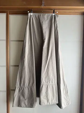 매디슨 블루 맥시 플레어 백 새틴 스커트 베이지 00