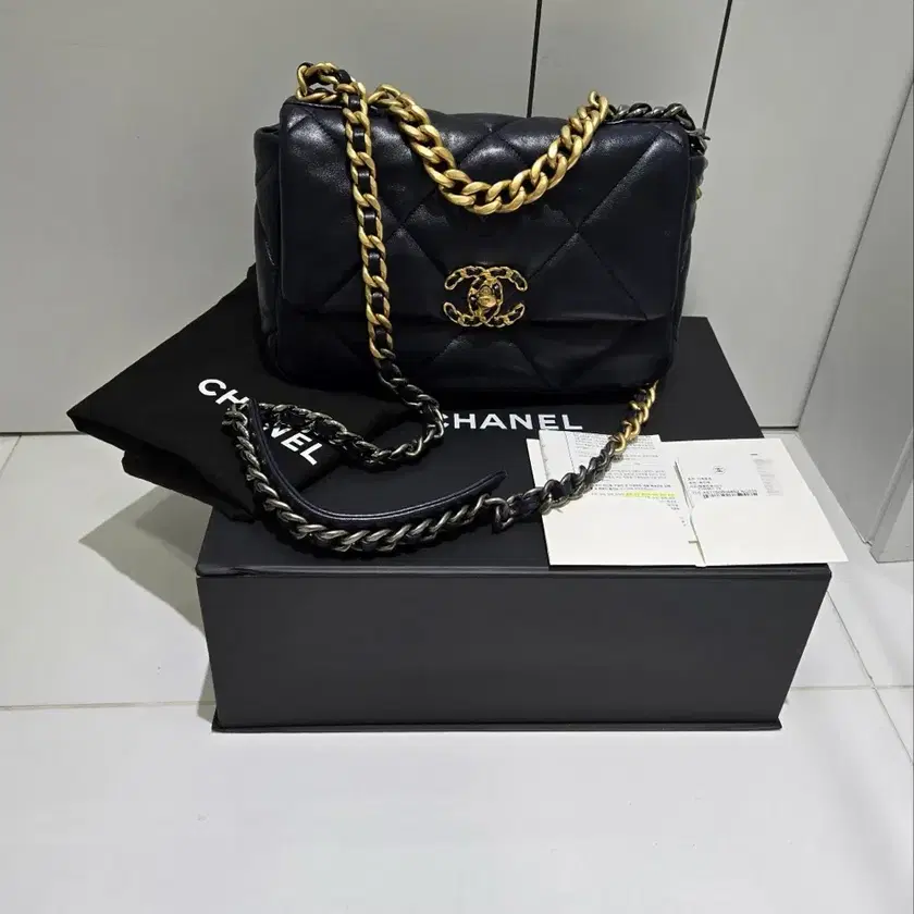 Chanel(国内送で即発)オシャレエスパレアなスウェードNavy CHANEL - シャネル 【美品】22B G29762 Y56139 千鳥柄 ツイード