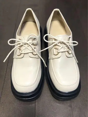 화이트 레이스업 통굽 신발