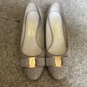 Ferragamo 그레이 펌프스