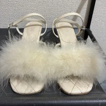 퍼 크림색 스트랩 샌들 NICE CLAUP 새상품급