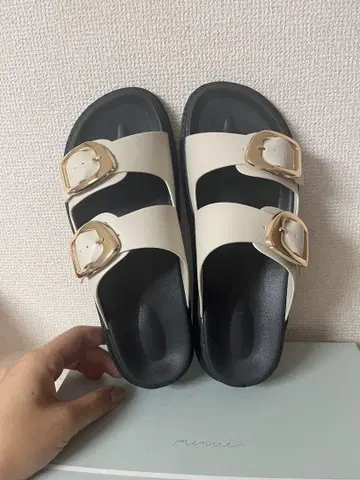 므뉴 menue 골드 버클 플랫 샌들 LL