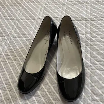 마가렛 호웰 블랙 펌프스 에나멜 23.5cm