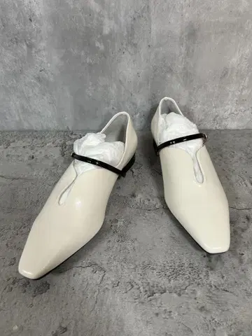 U컷 스트랩 펌프스 tuker 25cm 화이트 플랫슈즈