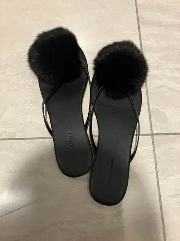 유나이티드 애로우즈 퍼 블랙 플립플랍