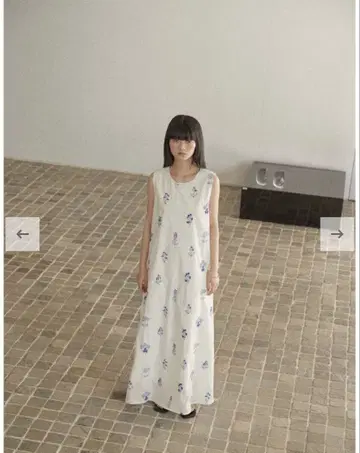 dium Flower embroidery one piece T 사이즈