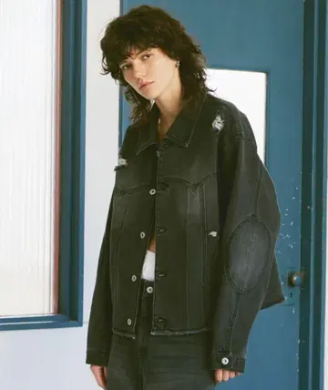 Soerte Distressed cut-off denim jacket