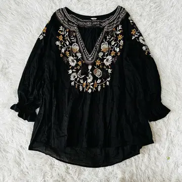 이에나 7부 소매 블라우스 자수 꽃 자수 태슬 블랙