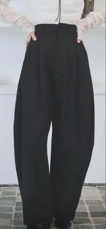 AIC. 커브 실루엣 턱 팬츠