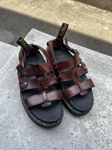 Dr. Martens 샌들