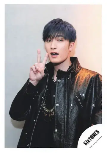SixTONES 21년 on eST 제시 공식 사진 *1장