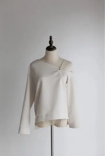 Pois 포와 one shoulder blouse 원숄더 블라우스