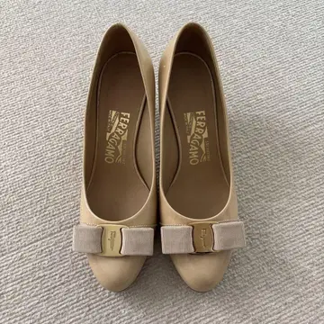 Ferragamo 베이지 리본 포함 펌프스 페라가모/봄/여름