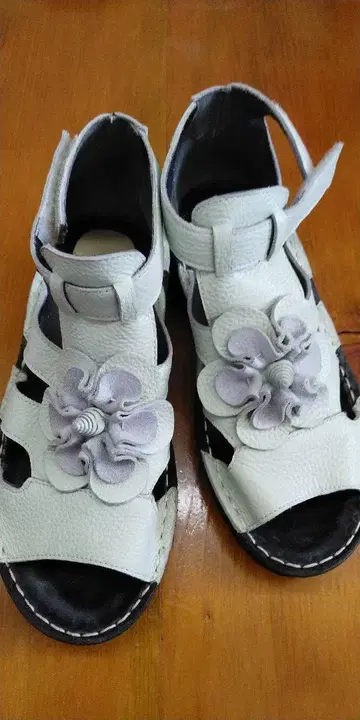 화이트 꽃 장식 샌들