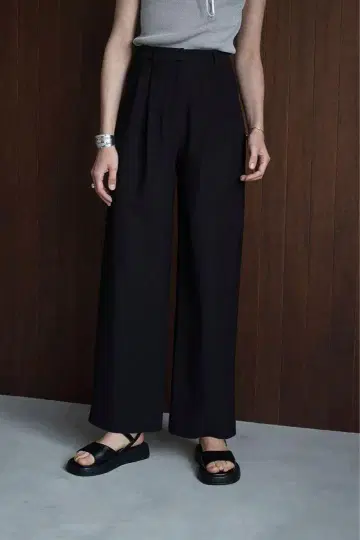 CLANE 리브 스트라이프 턱 팬츠