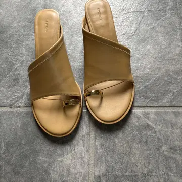 이번 시즌 완판 르탈론 플립플랍 24.5cm