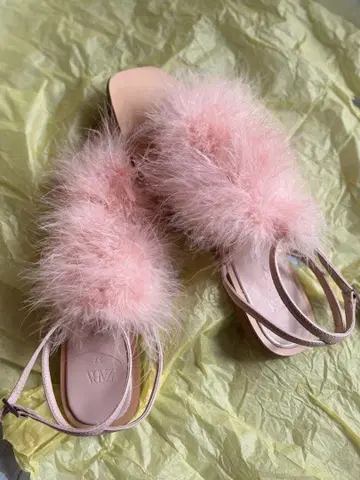 ZARA 핑크 인조 모피 플랫 샌들