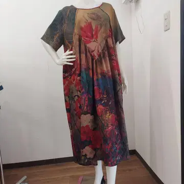 꽃무늬 반팔 무릎 기장 원피스