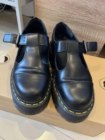 [박스 있음] Dr. Martens 블랙 메리제인 통굽 신발
