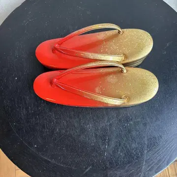 빨간색과 금색 통굽 조리