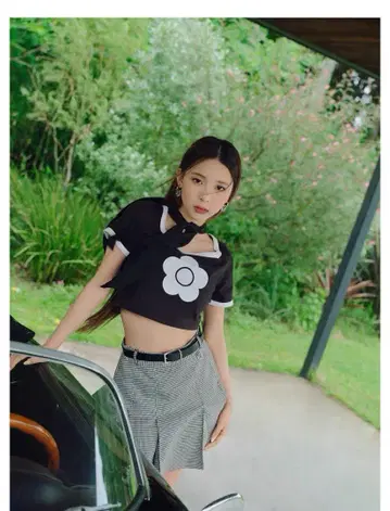 마리콴트 릴리 브라운 쉘 스티치 크롭 T셔츠 블랙