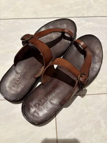 BRADOR 샌들