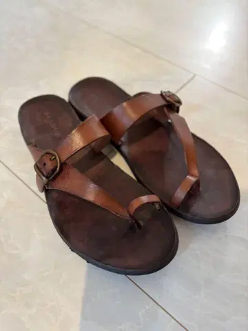 BRADOR 샌들