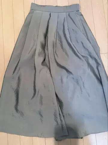 글로시 플레어 스커트