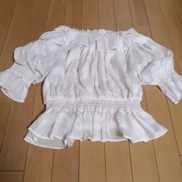 새상품급 피 오프숄더 프릴 화이트 블라우스