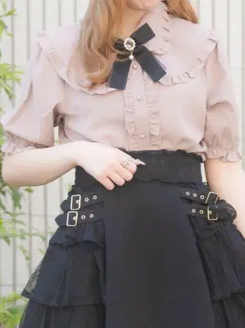 ROJITA 프릴 카라 브로치 반팔 블라우스