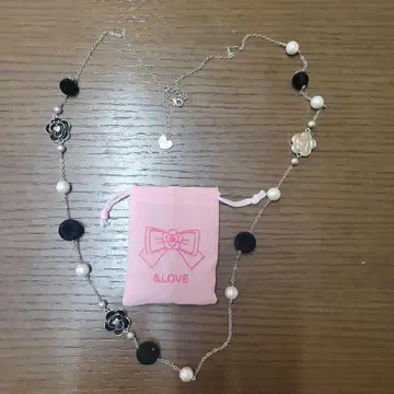 &LOVE 플라워 모티브 목걸이