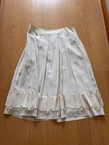 CORINCE 화이트 플리츠 스커트