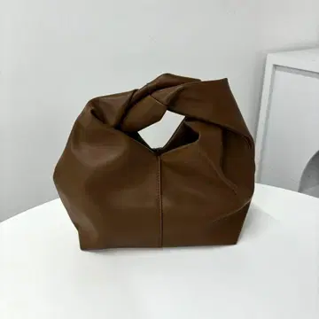 새상품 트위스트 핸들 핸드백 파우치 브라운