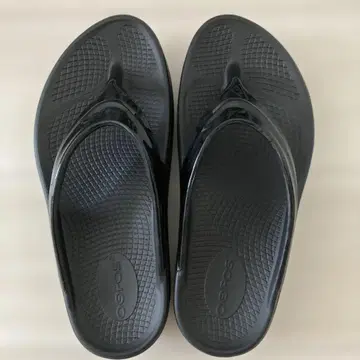 Oofos 블랙 비치 샌들 WOMEN'S OOMEGA