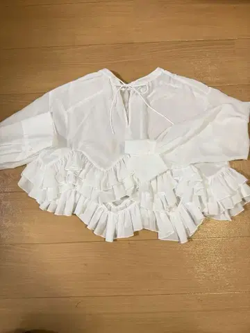 코코딜 프릴 블라우스