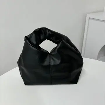 새상품 트위스트 핸들 핸드백 파우치 블랙