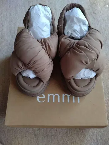 emmi 볼륨 개더 샌들