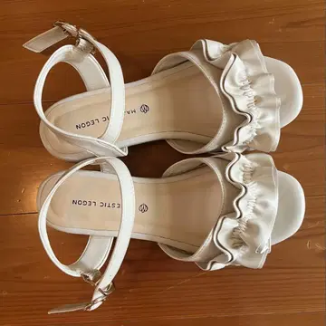 MAJESTIC LEGON 폭신폭신 프릴 샌들 아이보리